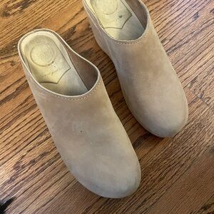 No. 6 New School clogs in nude suede